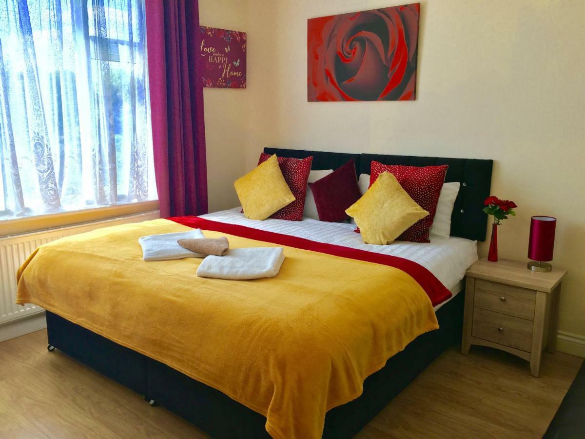 Studio Apartment, Private Bathroom And Parking Илфорд Экстерьер фото