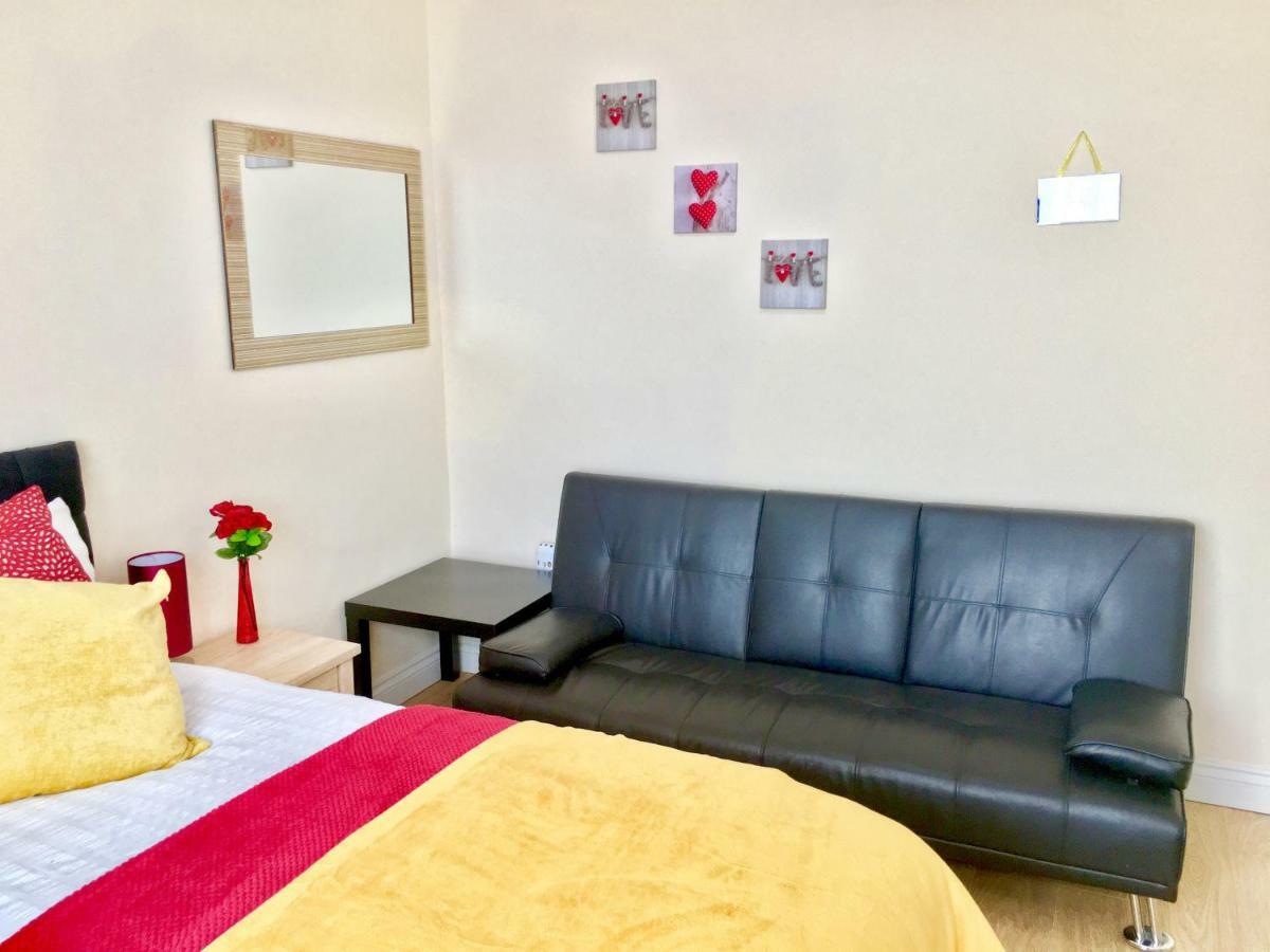 Studio Apartment, Private Bathroom And Parking Илфорд Экстерьер фото