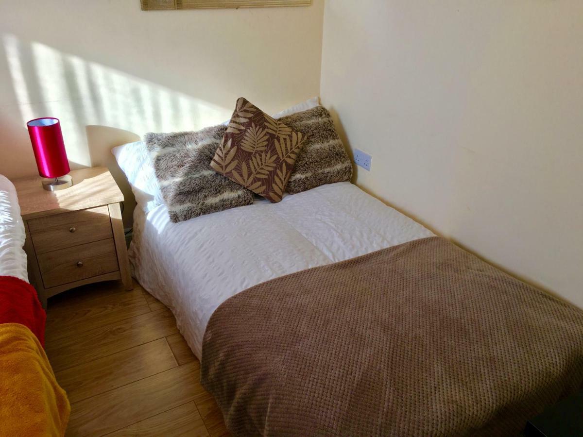 Studio Apartment, Private Bathroom And Parking Илфорд Экстерьер фото